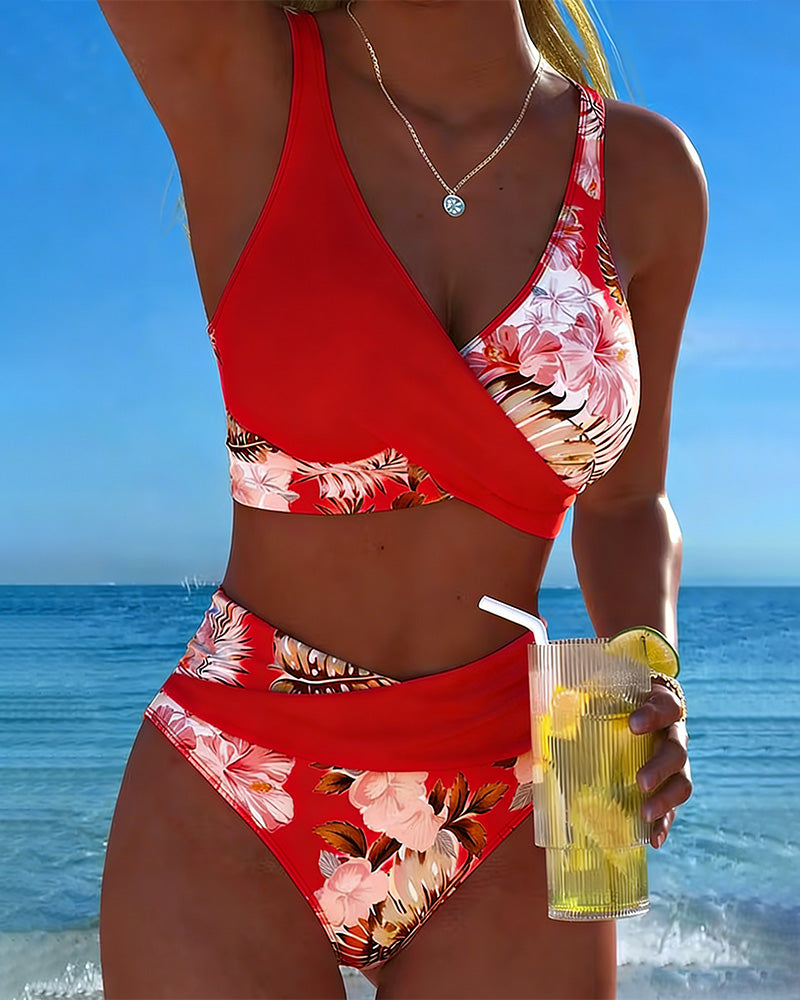 Bikini de contraste floral con abertura
