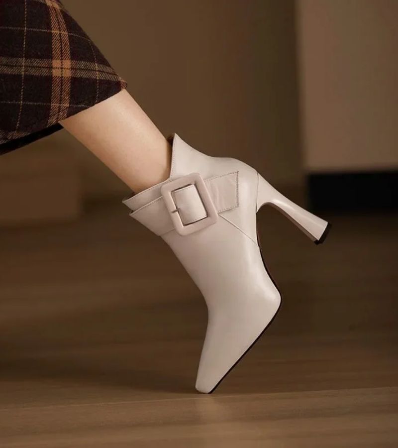 DELACROIX - Botines de tacón con hebilla oversize – chic y a la moda