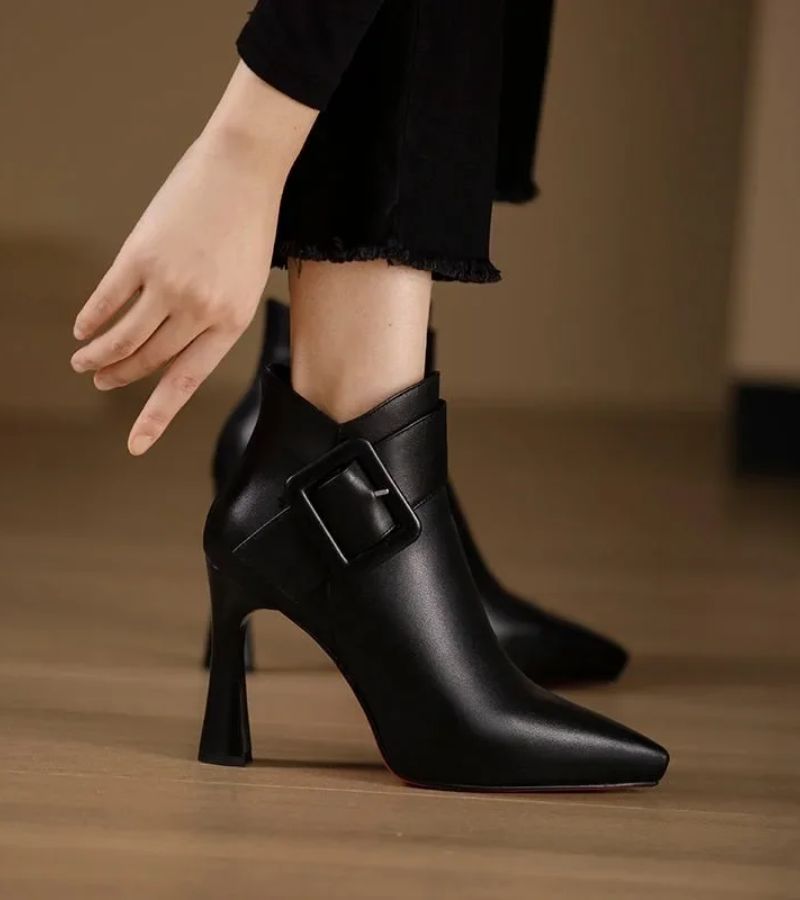 DELACROIX - Botines de tacón con hebilla oversize – chic y a la moda