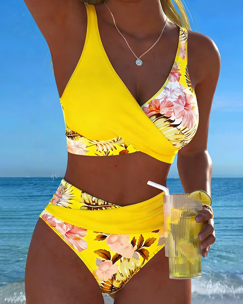 Bikini de contraste floral con abertura