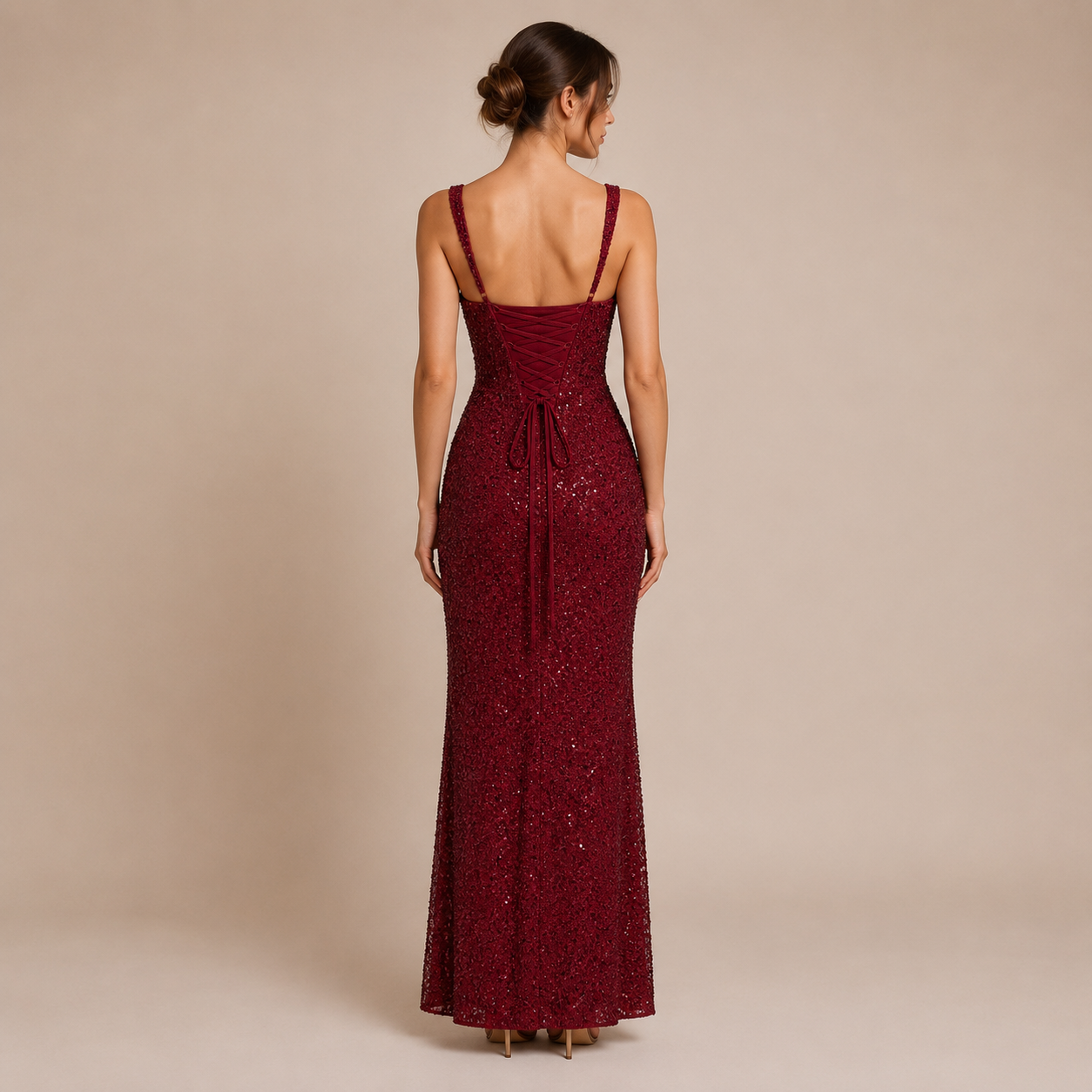 Sofia - Vestido largo de tirantes con cuello cuadrado y pedrería brillante