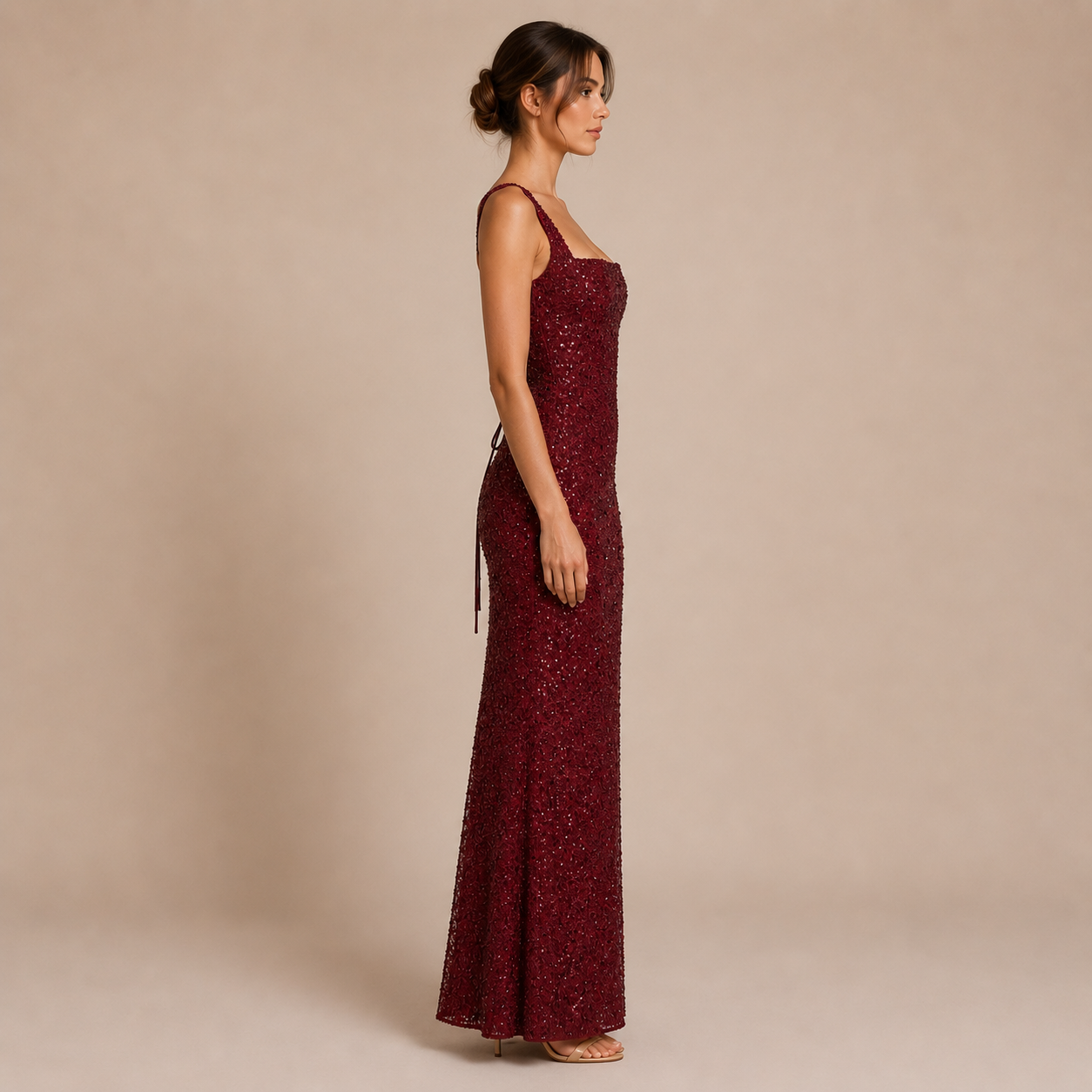 Sofia - Vestido largo de tirantes con cuello cuadrado y pedrería brillante