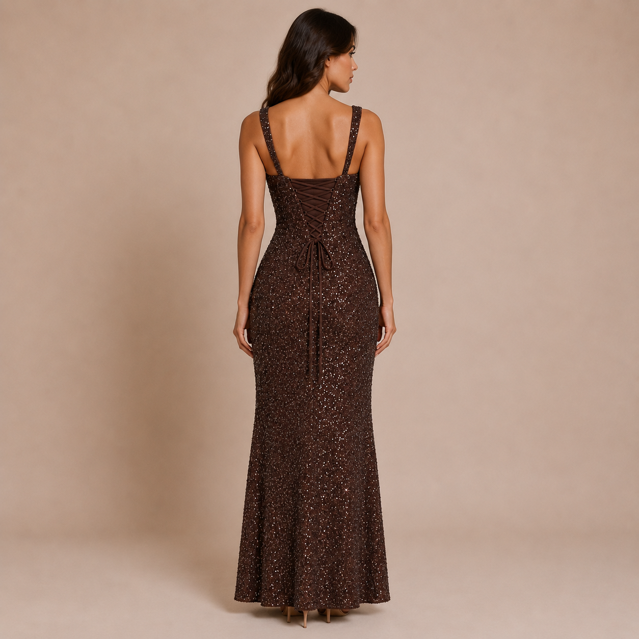 Sofia - Vestido largo de tirantes con cuello cuadrado y pedrería brillante