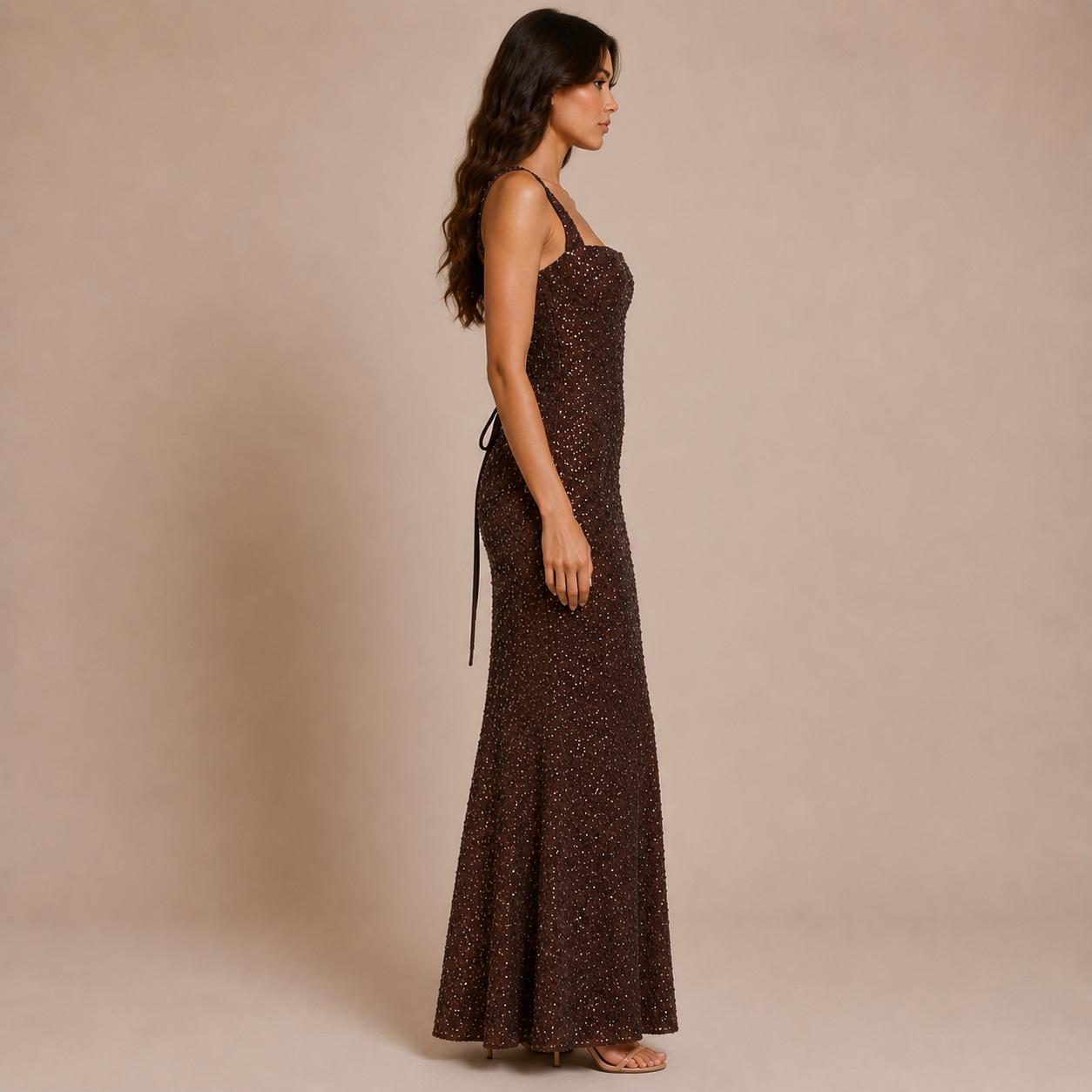Sofia - Vestido largo de tirantes con cuello cuadrado y pedrería brillante