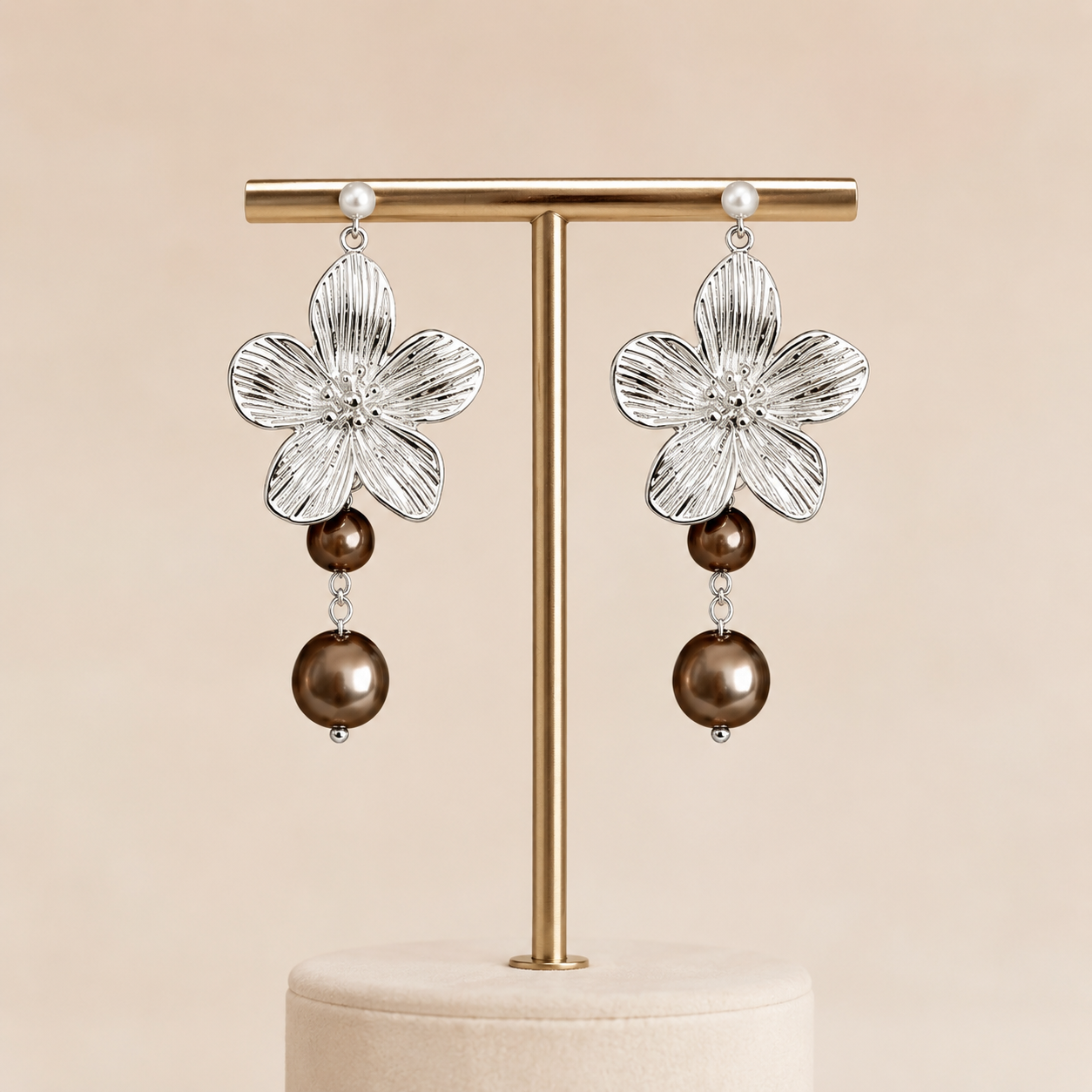 Pendientes Flor Plateada con Perlas Marrón Colgantes