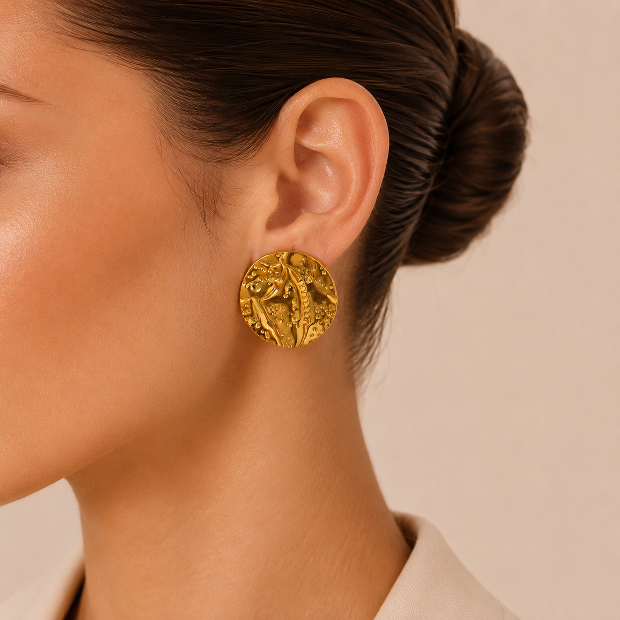 Pendientes Medallón Dorado con Relieve Botánico