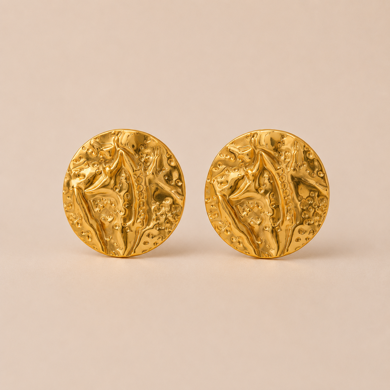 Pendientes Medallón Dorado con Relieve Botánico