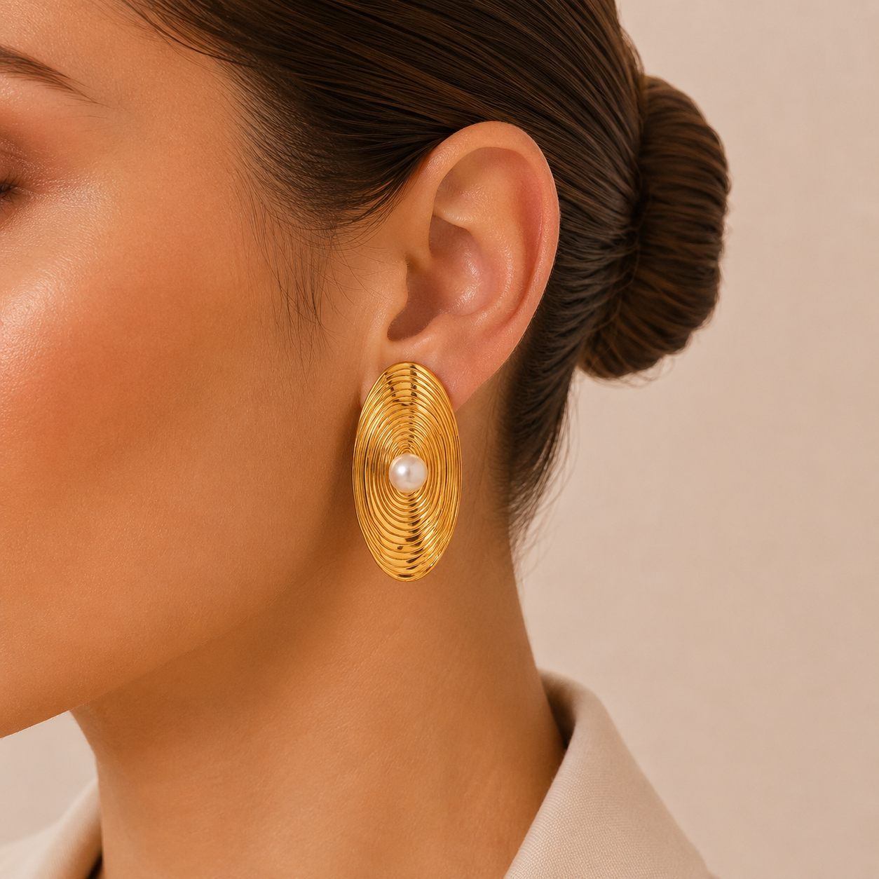 Pendientes Óvalo Dorado Espiral con Perla Central