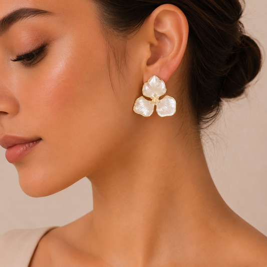 Pendientes Flor de Nácar con Pistilo Dorado