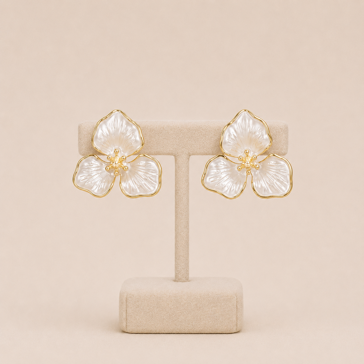 Pendientes Flor de Nácar con Pistilo Dorado