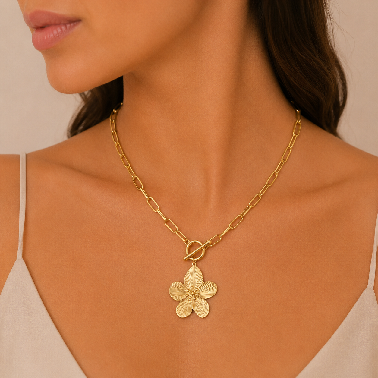 Collar Cadena Paperclip con Dije Flor Texturada