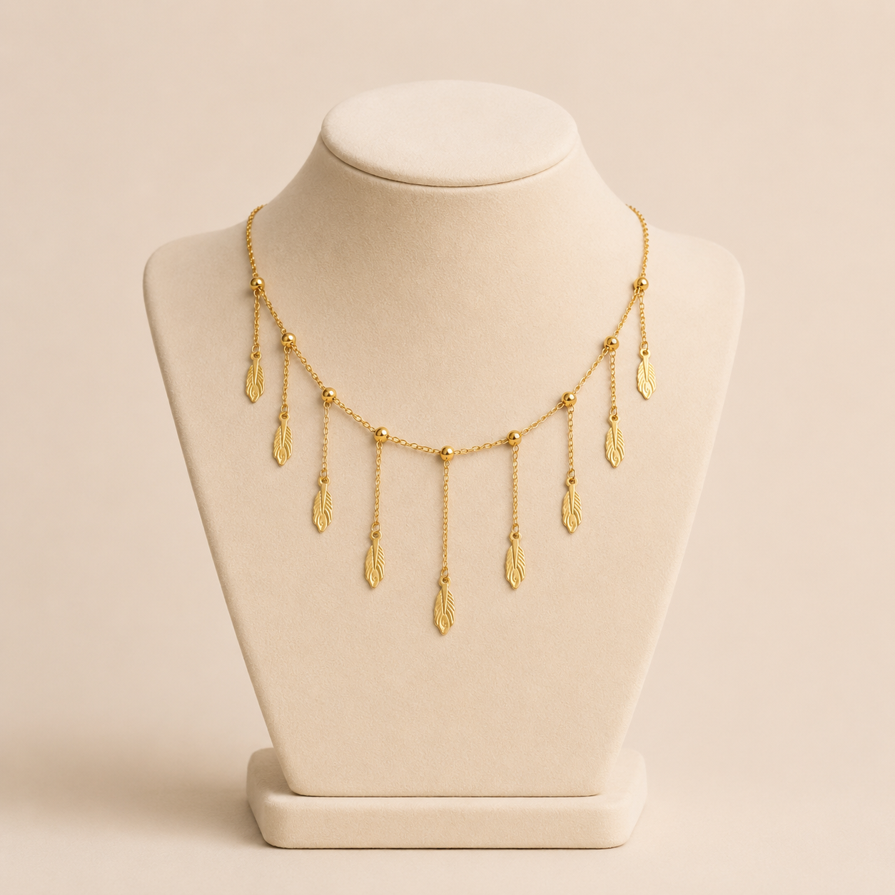 Collar de hojas doradas