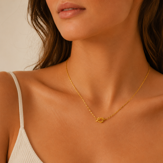 Collar dorado con eslabón elegante