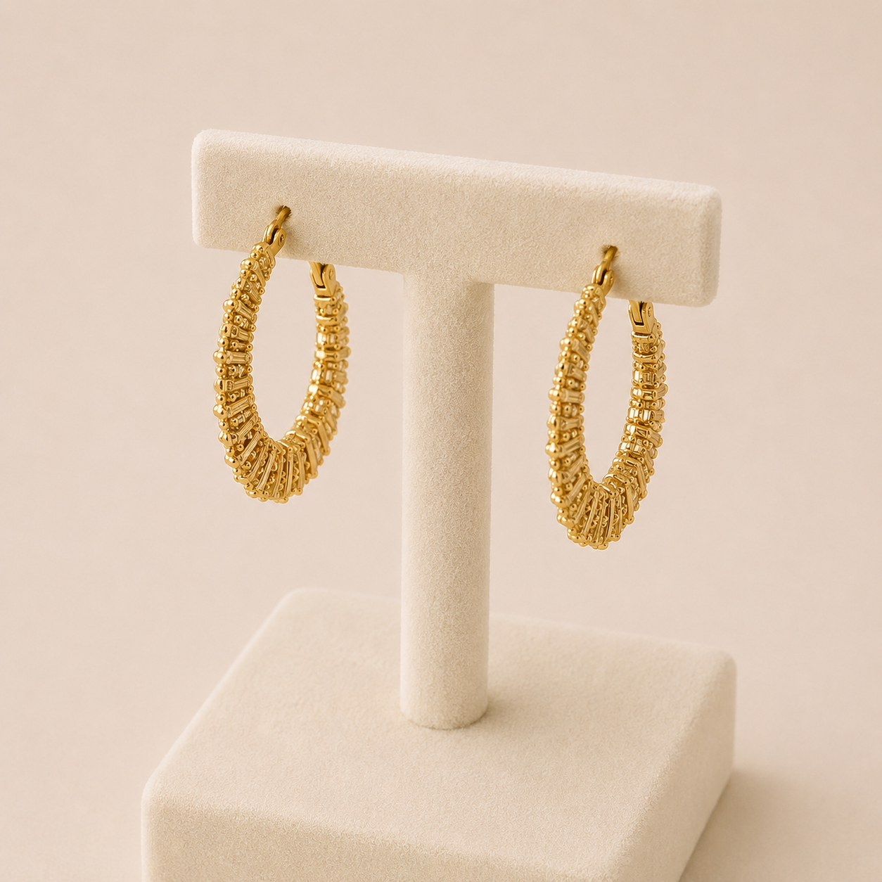 Pendientes de aro dorado elegante