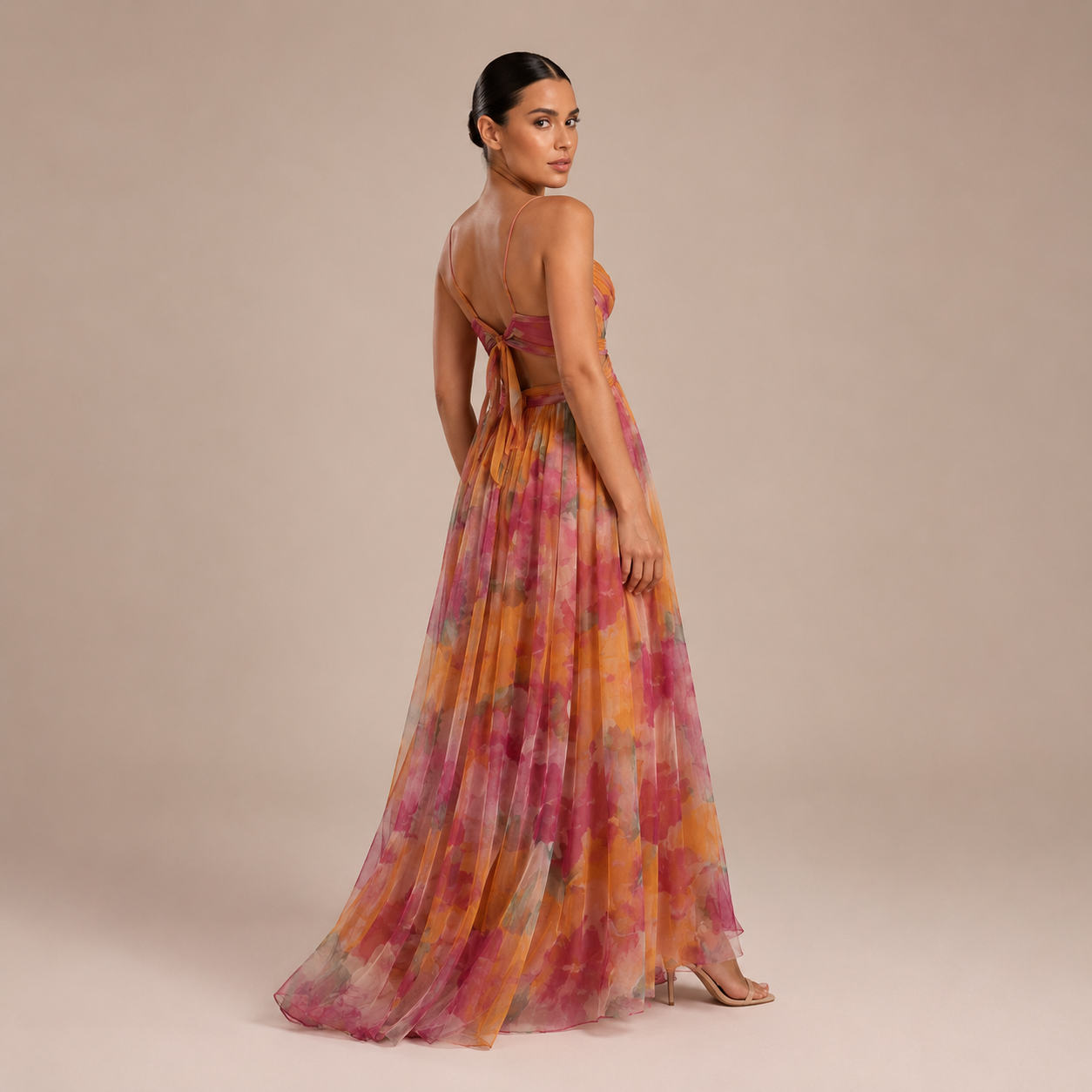 Mónica - Vestido fluido de tul drapeado con escote cruzado y falda vaporosa