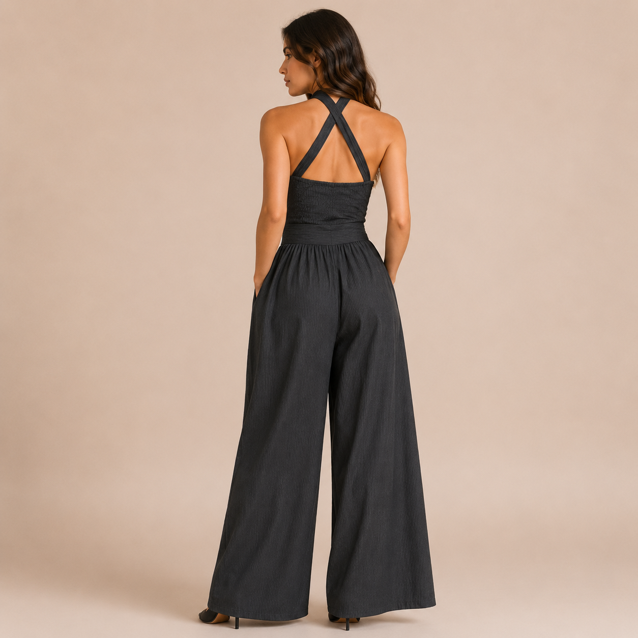 Marbella - Mono halter cruzado con pernera ancha y bolsillos