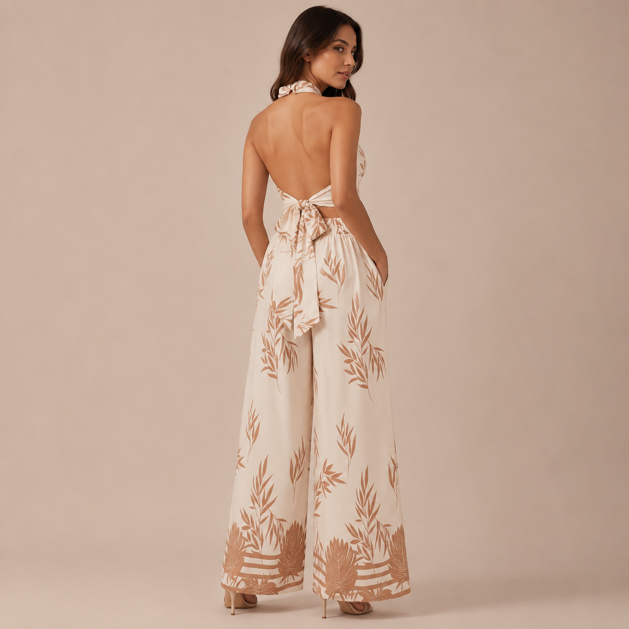 Valeria - Conjunto estampado tropical, crop top halter y pantalón palazzo
